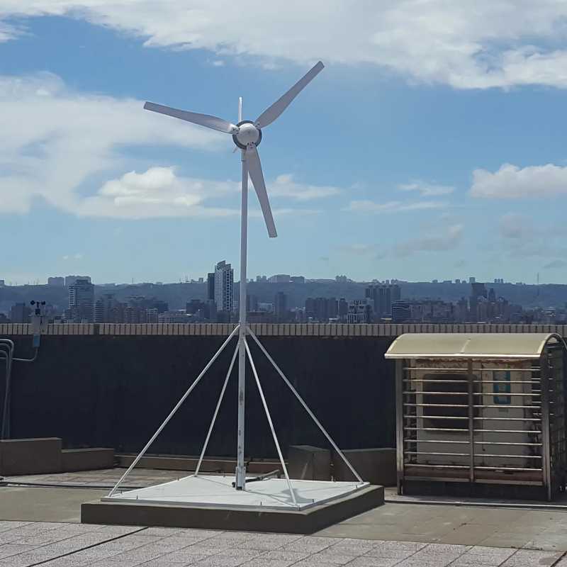 Automaxx 1500W Hybrid Inverter Bundle Wind and Solar Tower Lifestyle